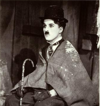 Чарли Чаплины малгай, таягийг дуудлагаар худалджээ